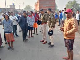 दर्दनाक सड़क हादसे ने ली मासूम की जान,आक्रोशित ग्रामीणों ने किया चक्काजाम