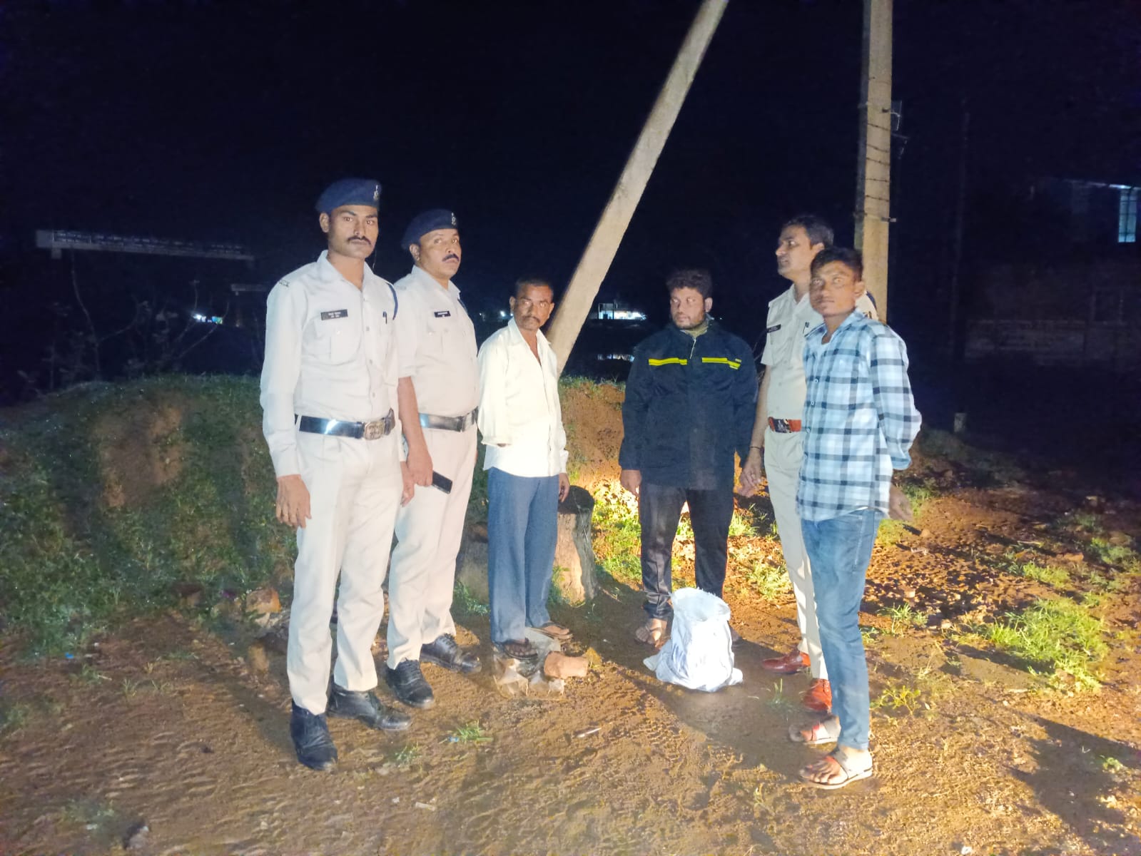  विनय देवागंन निवासी खुज्जी के कब्जे से 20 नग शोले देशी प्लेन के साथ गिरफ्तार 