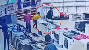राजधानी में बदमाशों के हौसले बुलंद,युवक को सरेआम दौड़ा-दौड़ा कर पीटा..इलाके में दहशत का माहौल 