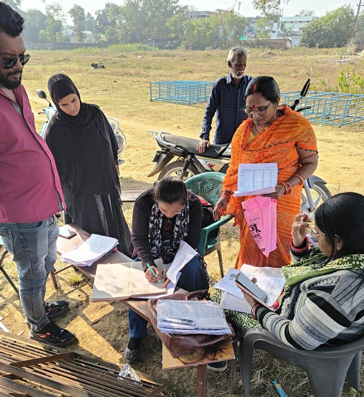 ग्रामीण क्षेत्रों में गहन पुनरीक्षण तेज, बीएलओ ने घर-घर जाकर गणना पत्रक किए एकत्रित