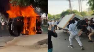 नोएडा में उग्र प्रदर्शन: वेतन बढ़ोतरी की मांग पर कर्मचारियों ने मचाया तांडव