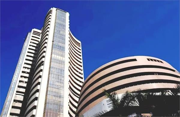 शेयर बाजार : ग्लोबल मार्केट में गिरावट,सेंसेक्स 300 अंक गिरकर 72700 के स्तर पर आया