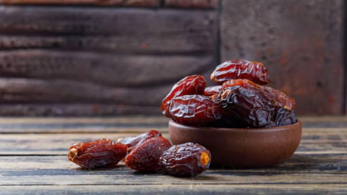 शुगर बढ़ाएगा या कंट्रोल करेगा खजूर? जानिए क्या कहते हैं विशेषज्ञ