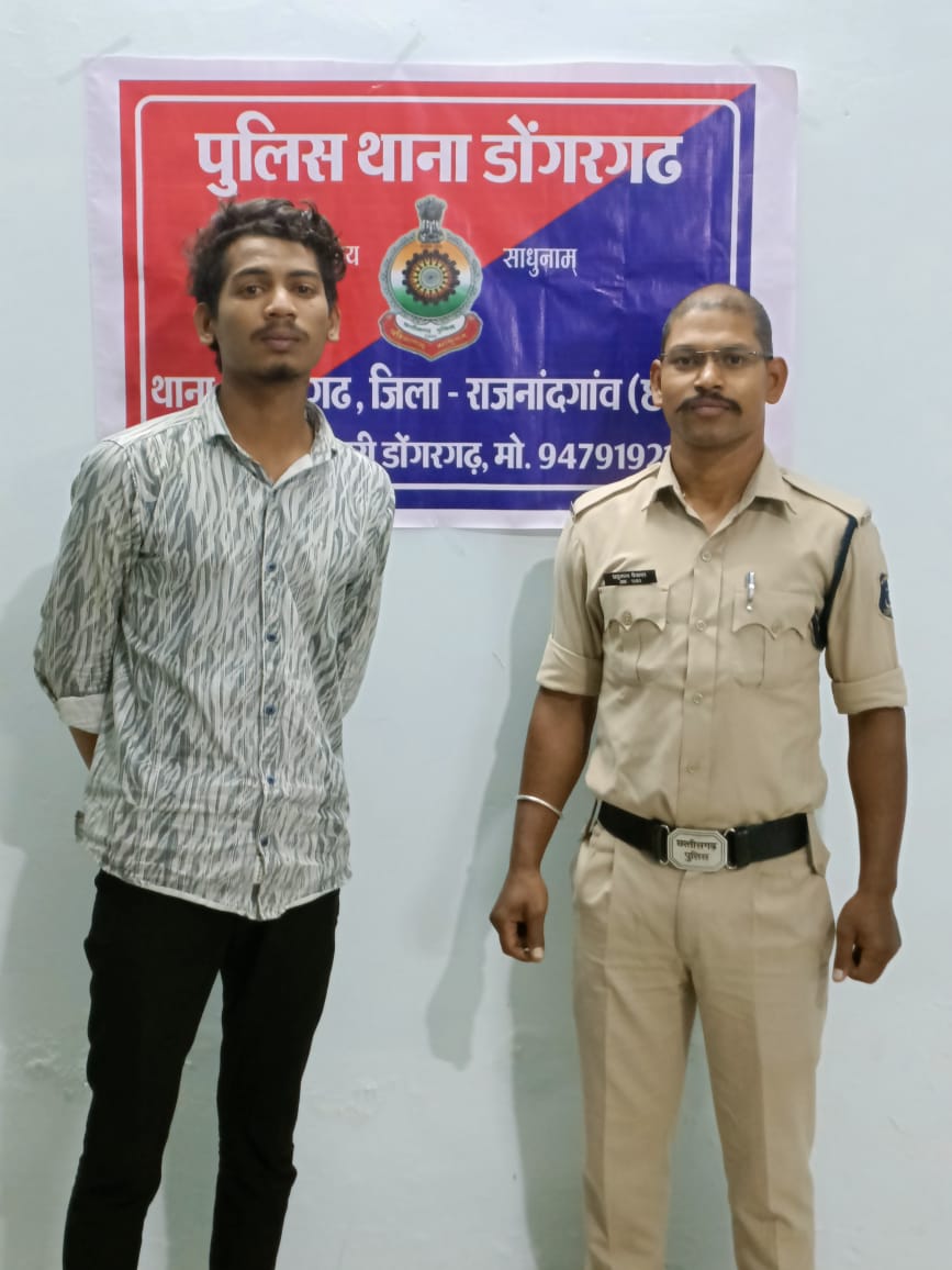 नवरात्रि मेला में चोर, पॉकेटमार, चाकुबाज एवं असमाजिक तत्वों पर पुलिस की कड़ी नजर,चाकू के साथ एक व्यक्ति गिरफ्तार 