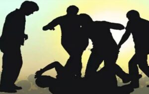 स्कूल में बॉल लेने गए बच्चों को प्राचार्य ने बनाया बंधक, शिक्षकों के साथ मिलकर की पिटाई