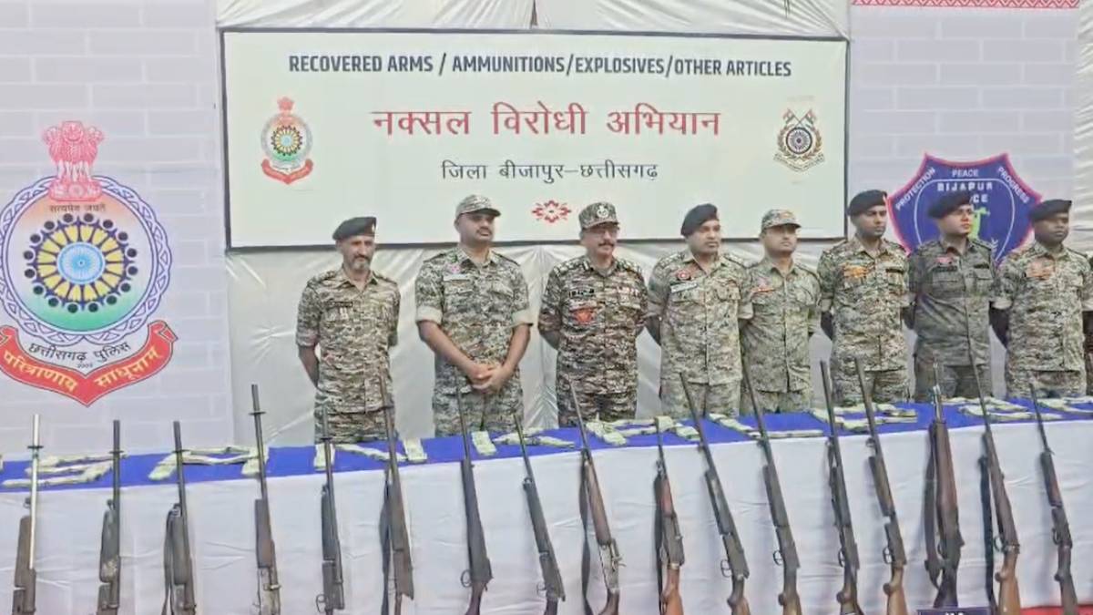 बीजापुर में सुरक्षाबलों की बड़ी कामयाबी: नक्सलियों के डंप से भारी मात्रा में हथियार बरामद
