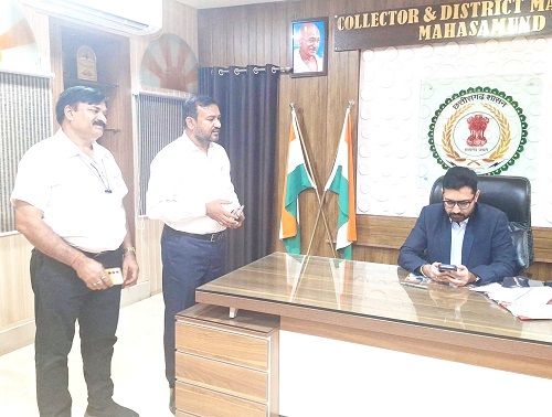 कलेक्टर ने भरा पहला फॉर्म, महासमुंद में स्व-गणना अभियान की शुरुआत