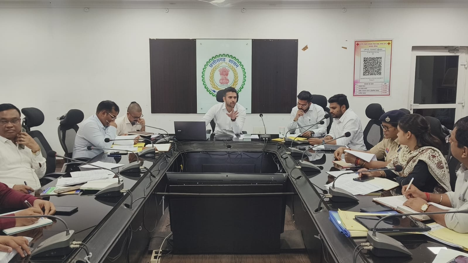 जिले में चल रहे सभी विकास एवं निर्माणाधीन कार्यों को उच्च गुणवत्ता के साथ समय-सीमा में पूरा करें:कलेक्टर