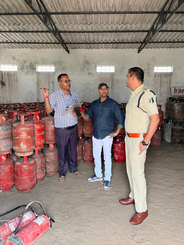 खाद्य विभाग ने गैस एजेंसियों पर ताबड़तोड़ कार्रवाई करते हुए 61 लाख 56 हजार रूपये से अधिक मूल्य के 2290 नग भरे एवं खाली गैस सिलेन्डर को किया जब्त