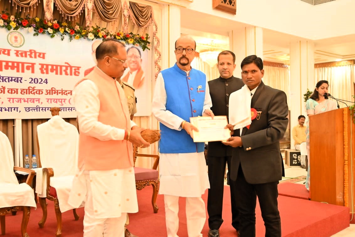 शिक्षक नीलकंठ कोमरे राज्यपाल शिक्षक पुरस्कार से सम्मानित