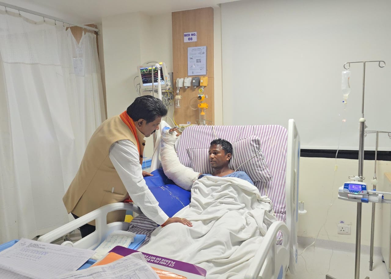 उपमुख्यमंत्री विजय शर्मा ने आईईडी ब्लास्ट में घायल पुलिस जवानों से अस्पताल में की मुलाकात