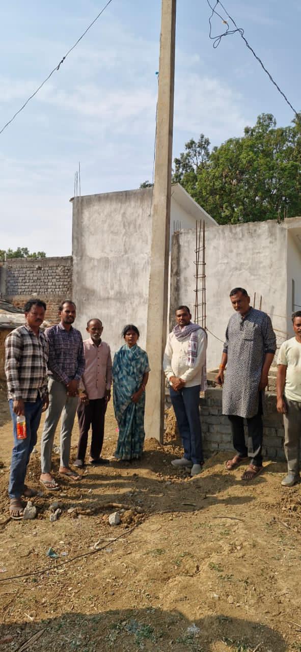 सांसद संतोष पांडेय की पहल से ग्राम पोंडी के ग्रामीण के प्रधानमंत्री आवास निर्माण में हो रही रुकावट हुई दूर, ग्रामीण ने सांसद का जताया आभार 