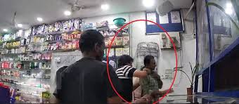शराब के नशे में धुत व्यक्ति ने मेडिकल स्टोर में जमकर मचाया उत्पात,CCTV आया सामने