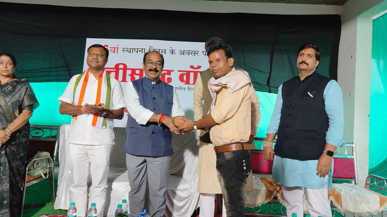 उपमुख्यमंत्री के हाथों पत्रकारिता के क्षेत्र में बेहतर काम करने पर फिर गोलू कैवर्त हुए सम्मानित  