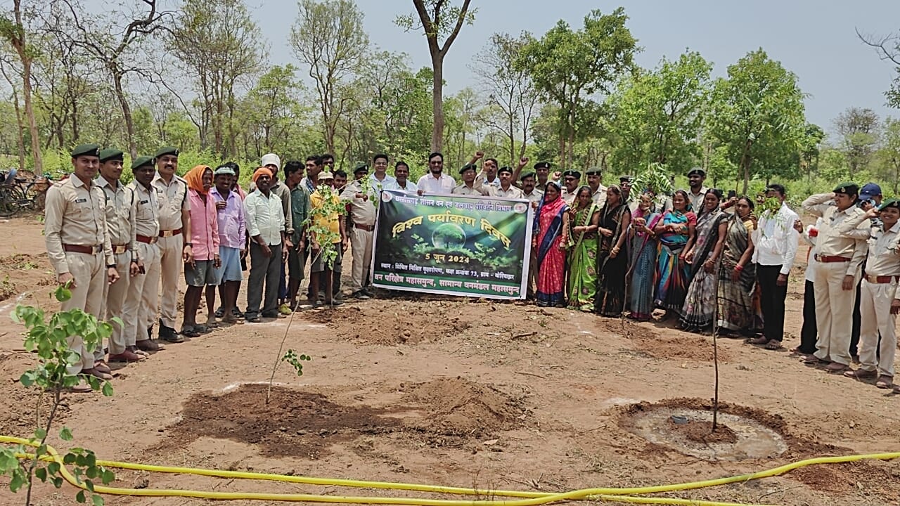 उपवनमंडल अधिकारी ,परीक्षेत्र अधिकारी एवं अन्य समस्त वन अधिकारी कर्मचारियों द्वारा वृक्षारोपण किया गया