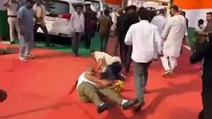 अनुशासन की उड़ी धज्जियां! राहुल गांधी की मौजूदगी में कांग्रेसियों में उठापटक
