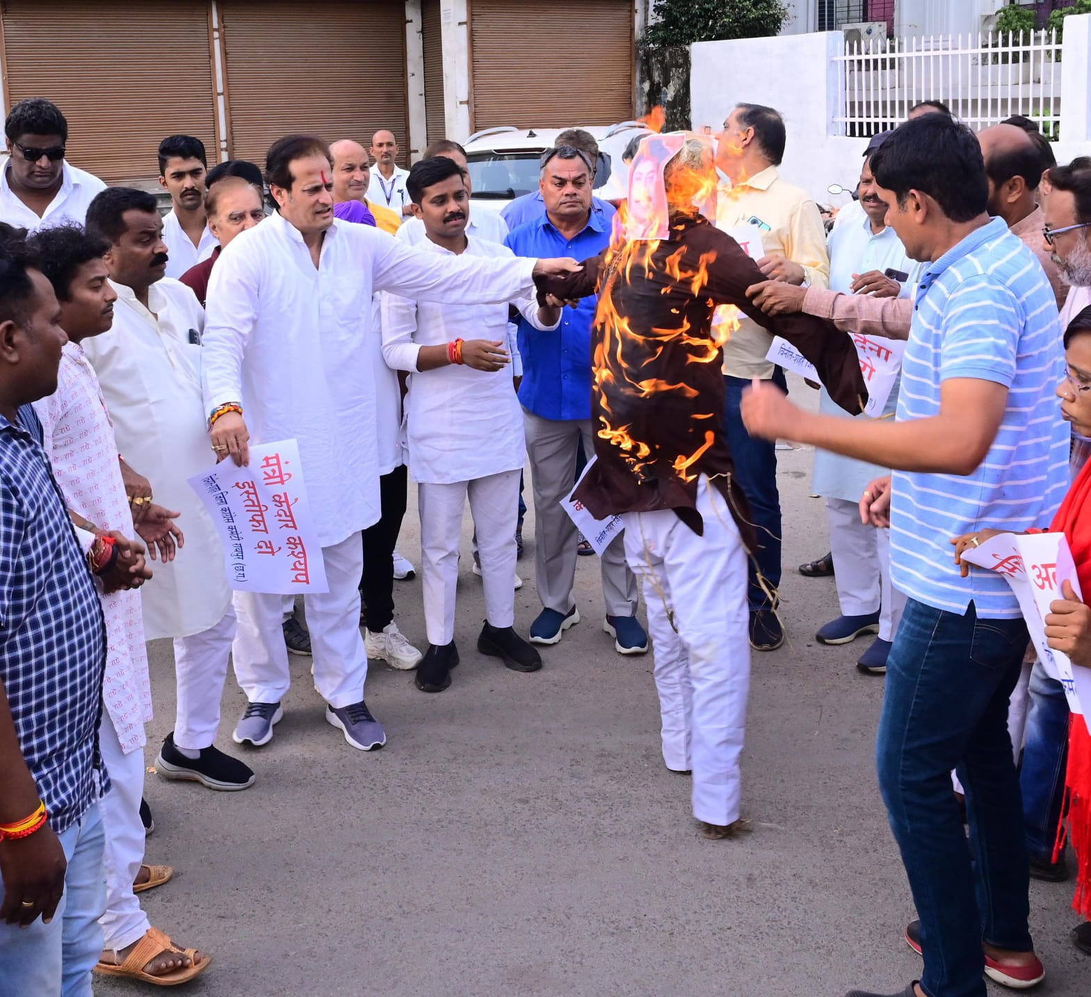 मंत्री केदार कश्यप द्वारा दुर्व्यवहार किये जाने के विरोध में कांग्रेस ने किया जमकर विरोध प्रदर्शन,पुतला दहन कर की इस्तीफे माँग