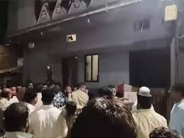 दो गुटों के झगड़े में पुलिस टीम पर हमला, हालात हुए बेकाबू