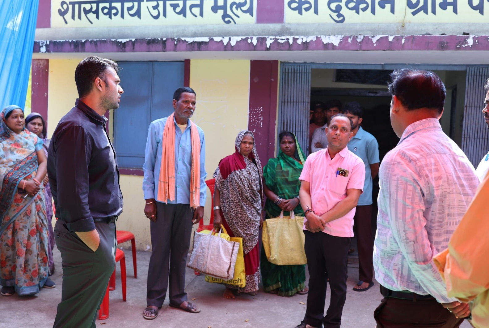 कलेक्टर ने ग्राउंड स्तर पर पहुंचकर चावल उत्सव का जायजा लिया, पारदर्शी वितरण के दिए निर्देश