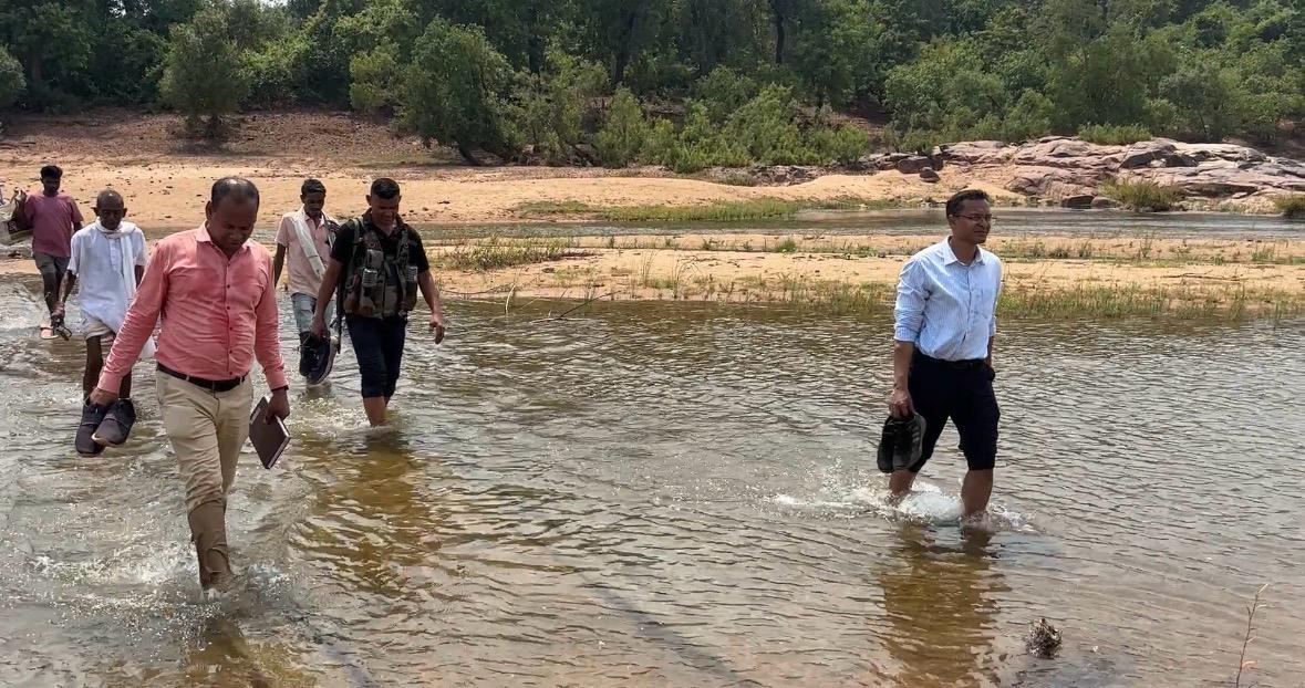 इंद्रावती के उस पार पहुंचा प्रशासन-कलेक्टर देवेश कुमार ध्रुव ने पैदल तय किया दुर्गम सफर, सुनी वनांचल के ग्रामीणों की बातें