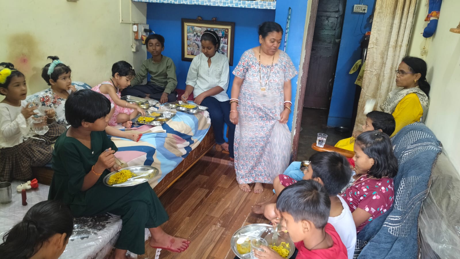 महाअष्टमी पर श्रद्धा का सागर उमड़ा: कन्याओं के चरण धोकर, आलता लगाकर कराया गया सम्मानपूर्वक भोज