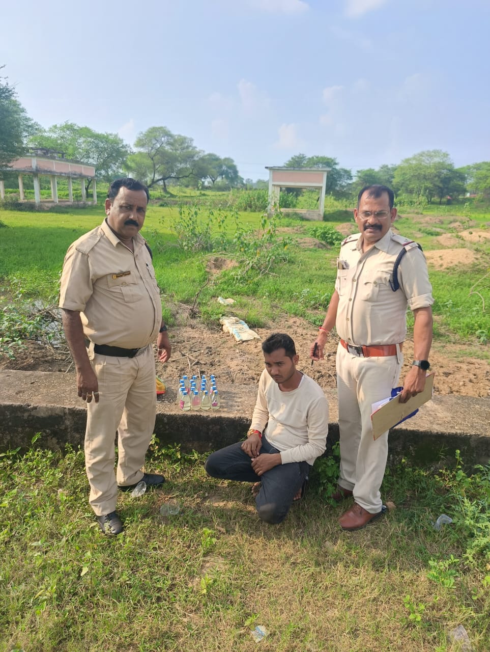 करियाटोला मुक्ति धाम के पास पुलिया मे अवैध शराब बिक्री पर रेड कार्यवाही,20 पौवा देशी मदिरा प्लेन युनिक सहित एक आरोपी गिरफ्तार 