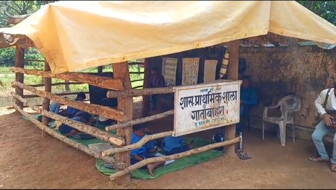 शिक्षा विभाग की बदहाल तस्वीर  घास फूस की झोपड़ी मे पढ़ रहे बच्चे ये कैसा शिक्षा व्यवस्था ?