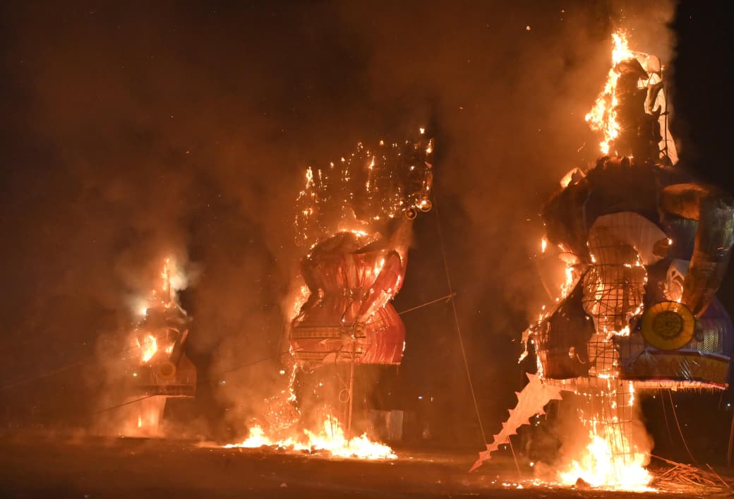 डब्लू आर एस कॉलोनी में रावण दहन: राज्यपाल रमेन डेका और मुख्यमंत्री साय की उपस्थिति में उमड़ा उत्साह