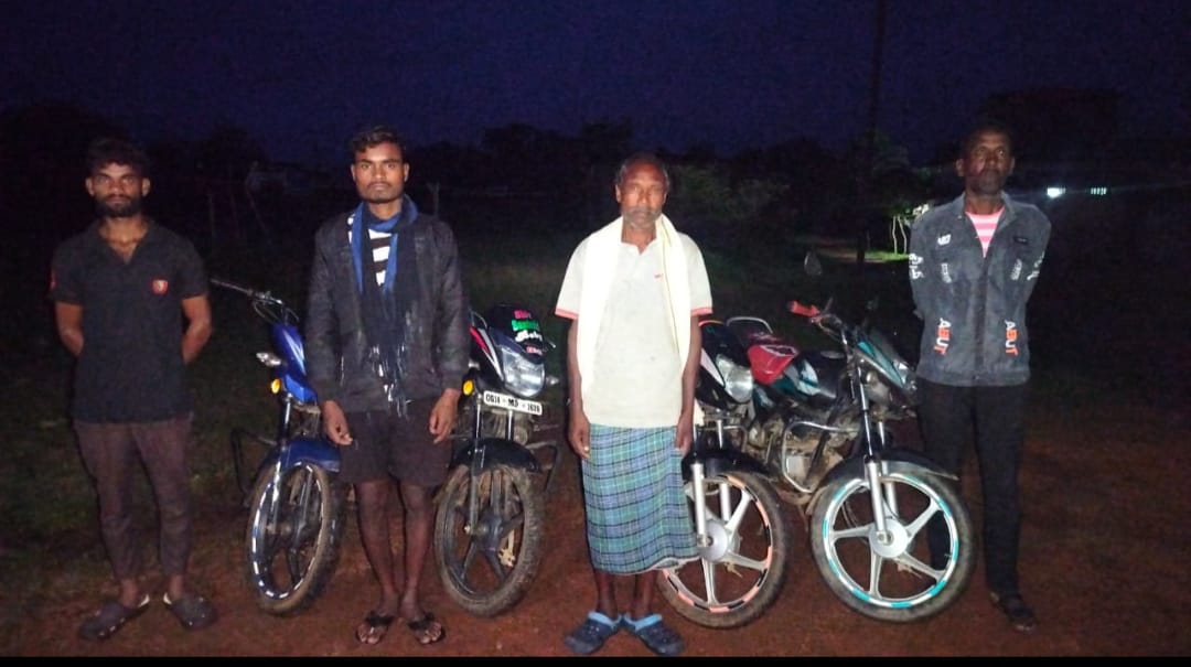 जशपुर पुलिस की बड़ी कार्यवाही : पुलिस ने किया अंतरराज्यीय मोटर साइकल चोर गिरोह का पर्दाफाश, चोरी की चार मोटर साइकल को किया बरामद
