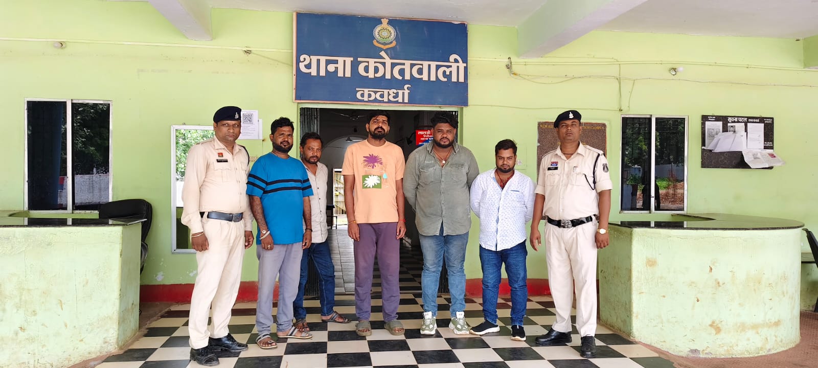 जिले में अवैध मदिरा पर पुलिस की बड़ी कार्रवाई – एक ही दिन में पाँच ढाबा संचालक के खिलाफ प्रकरण दर्ज, आरोपियों में हड़कंप