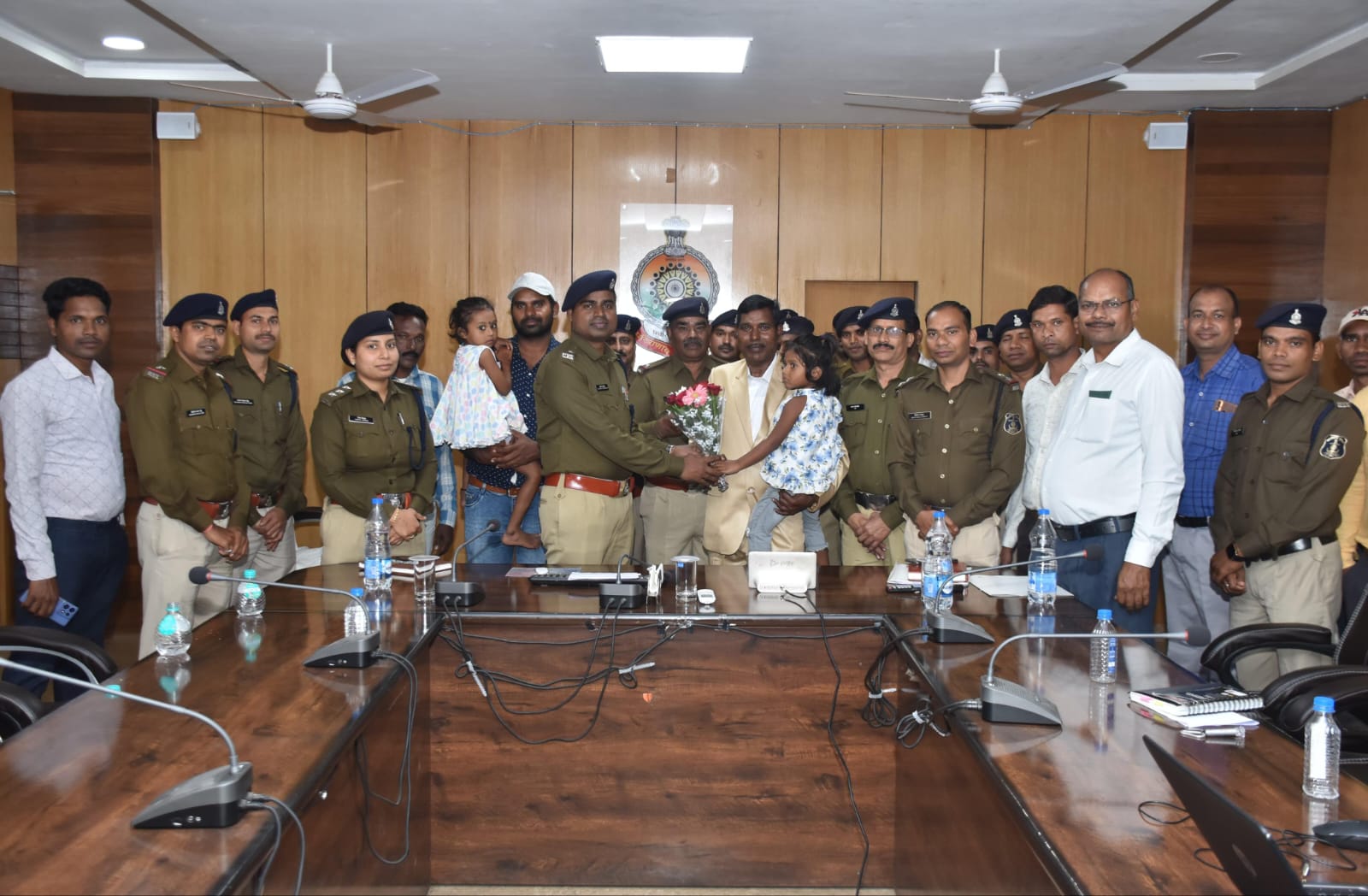 सहायक उप निरीक्षक पिताम्बर प्रधान को पुलिस विभाग से सेवानिवृत्त होने पर गरियाबंद पुलिस परिवार के द्वारा ससम्मान दी गई विदाई 