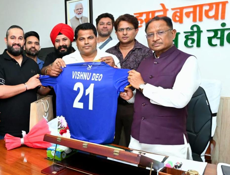 मुख्यमंत्री साय से मिली लीजेन्ड 90 की आयोजन समिति,जन्म तिथि वाली 21 नंबर जर्सी भेंट कर किया आमंत्रित