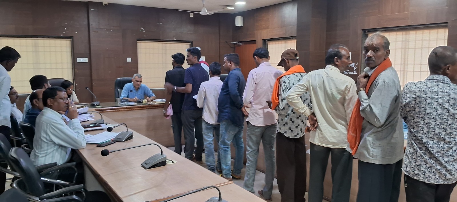 कलेक्टर रणवीर शर्मा ने सुनी जनदर्शन में लोगों की समस्याएं
