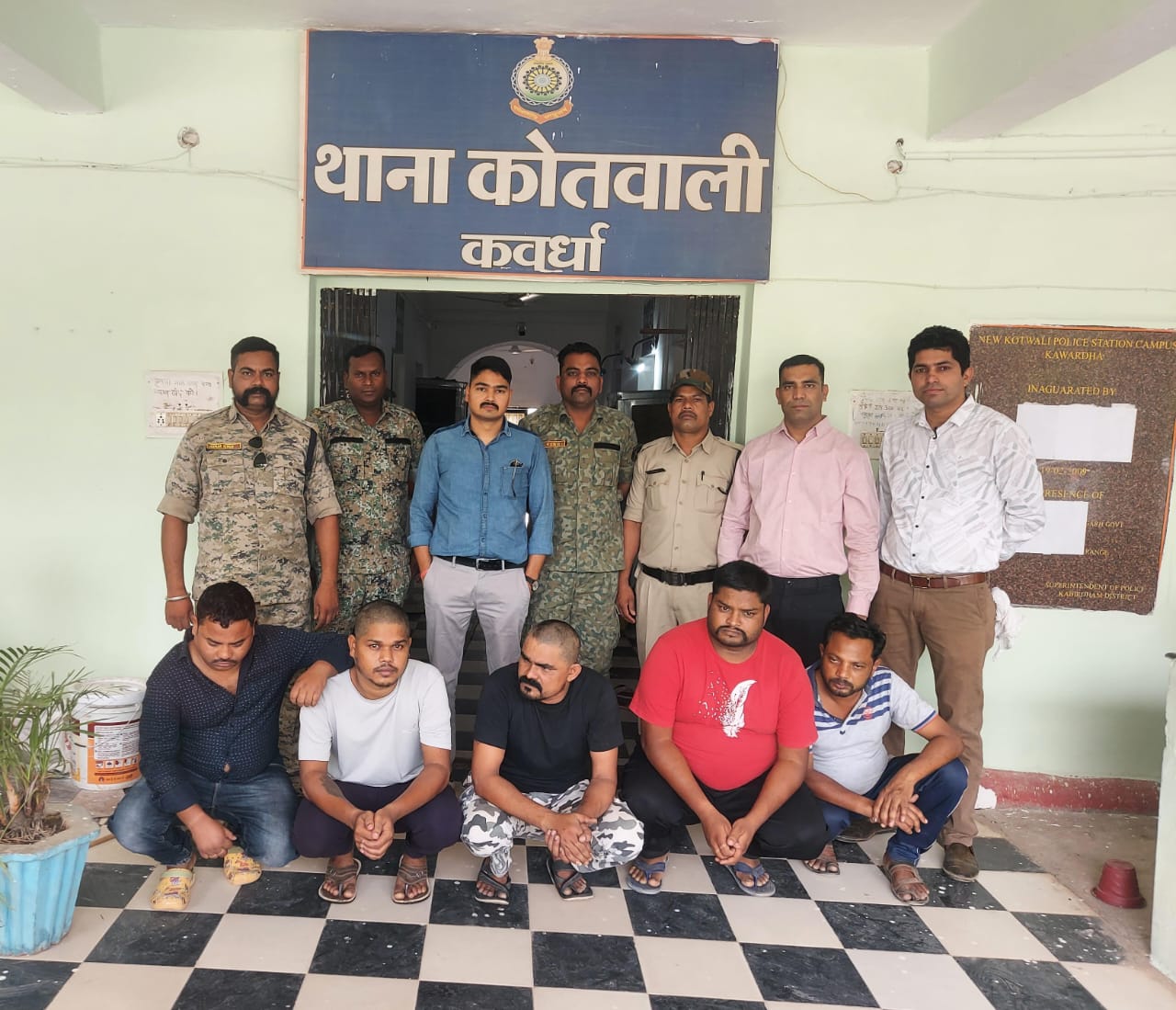 सट्टा पट्टी लिखने वालों और खाइवालों पर कबीरधाम पुलिस की  बड़ी  कार्यवाही, 06 सटोरिये रंगेहाथ गिरफ्तार
