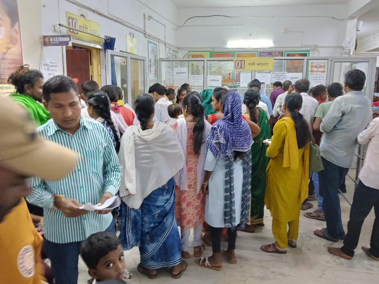 मौसमी बीमारियों ने ली रफ्तार,  जिला अस्पताल में मरीजों की बढ़ी भीड़