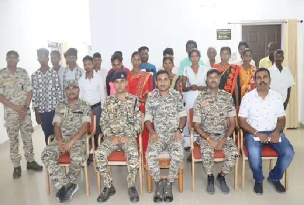 छत्तीसगढ़ में 5 महिला नक्सली सहित 20 ने किया आत्मसमर्पण...कई बड़ी वारदात में थे शामिल