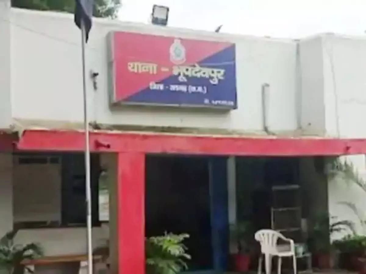 ग्रामीणों ने की पुलिसकर्मी के साथ मारपीट