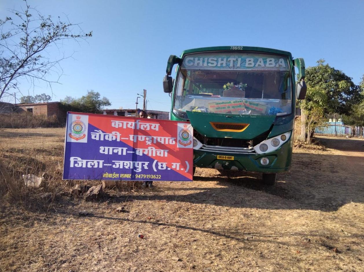 कर एवं शास्ति बकाया मामले में पांच वाहन किए जब्त