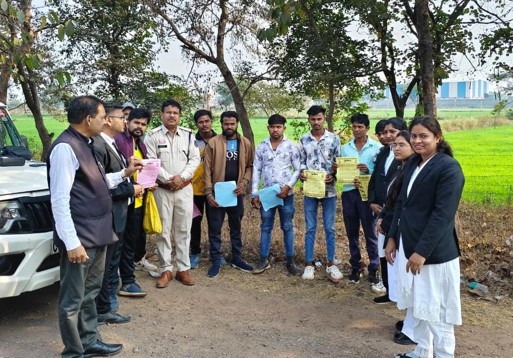 ग्राम नीनवा में सड़क सुरक्षा जागरूकता शिविर आयोजित, यातायात नियमों के पालन की दी गई जानकारी