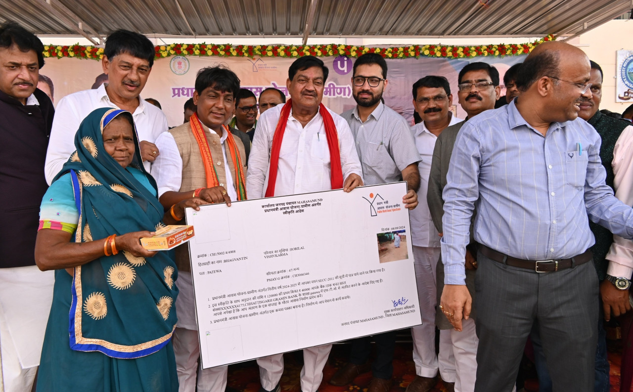 खाद्य मंत्री बघेल के हाथों महासमुंद जिले के 21 हजार से अधिक हितग्राहियों को मिला पीएम आवास की स्वीकृति पत्र