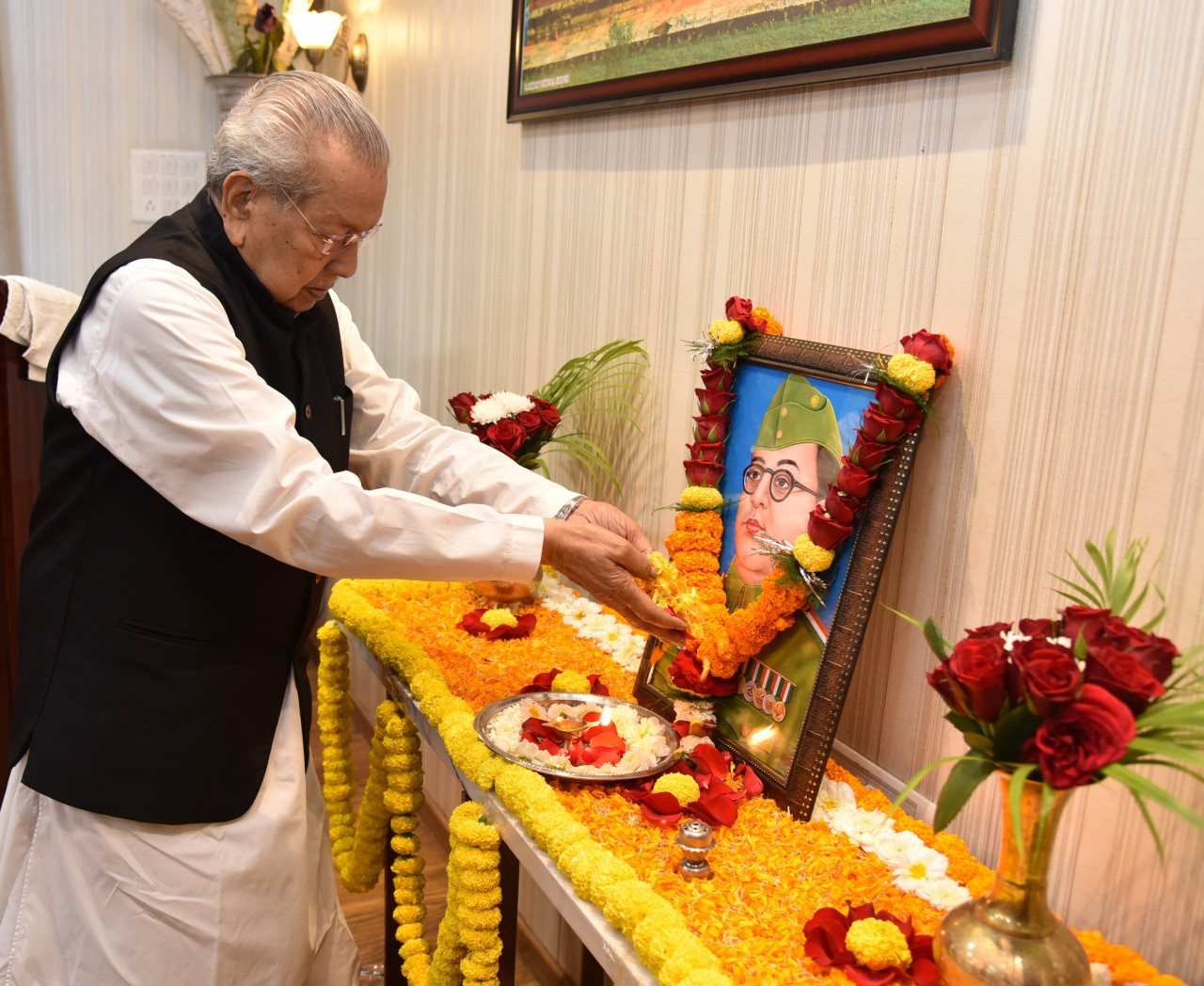 राज्यपाल विश्वभूषण हरिचंदन ने नेताजी सुभाषचंद्र बोस की जयंती पर उन्हें नमन किया