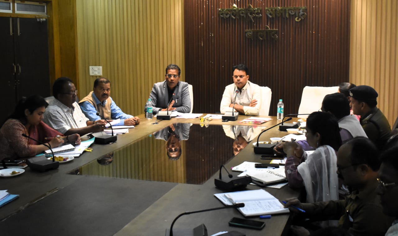लगातार 01 वर्ष से अनाधिकृत रूप से अनुपस्थित रहने वालेअधिकारी-कर्मचारियों पर करें कार्रवाई: कलेक्टर चन्द्रवाल 