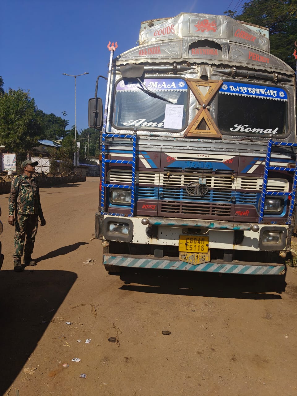 यातायात नियमों का कड़ाई से पालन करने किरन्दुल पुलिस द्वारा दी गई समझाईश
