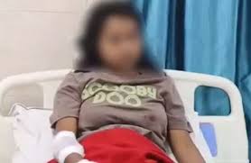 पूजा करने के लिए मंदिर गई युवती पर दो युवकों ने चाकू से किया हमला 