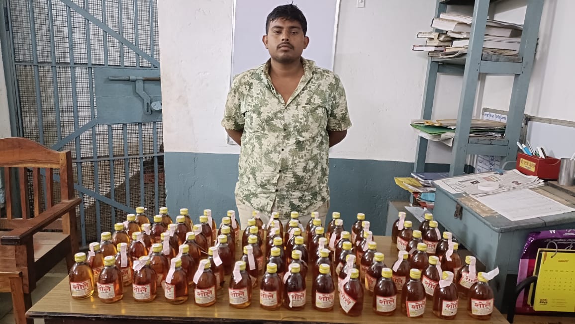 अवैध रूप से भारी मात्रा में शराब रखकर बिक्री करते युवक व्यक्ति हुआ गिरफ्तार