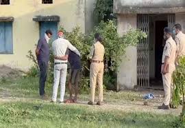 15 दिन से लापता छात्र की लाश बंद पड़े स्कूल के अंदर मिली,हत्या की आशंका 