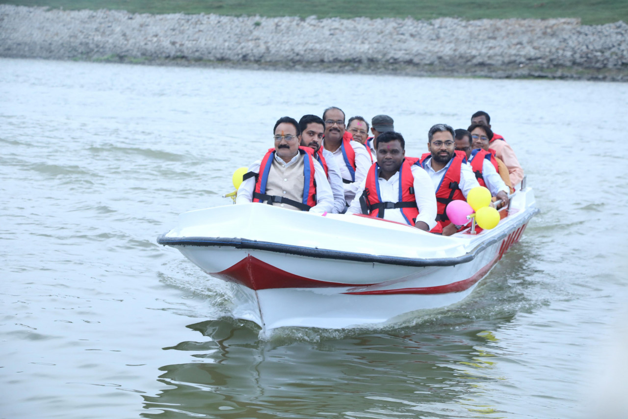 पर्यटन से स्थानीय लोगों को मिलेगा रोजगार : खमढोड़गी जलाशय में बैम्बू राफ्टिंग और नौकायन की हुई शुरुआत