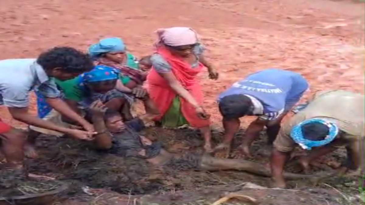 आकाशीय बिजली से झुलसे युवक को गोबर के गड्‌ढों में गाड़ा, फिर…