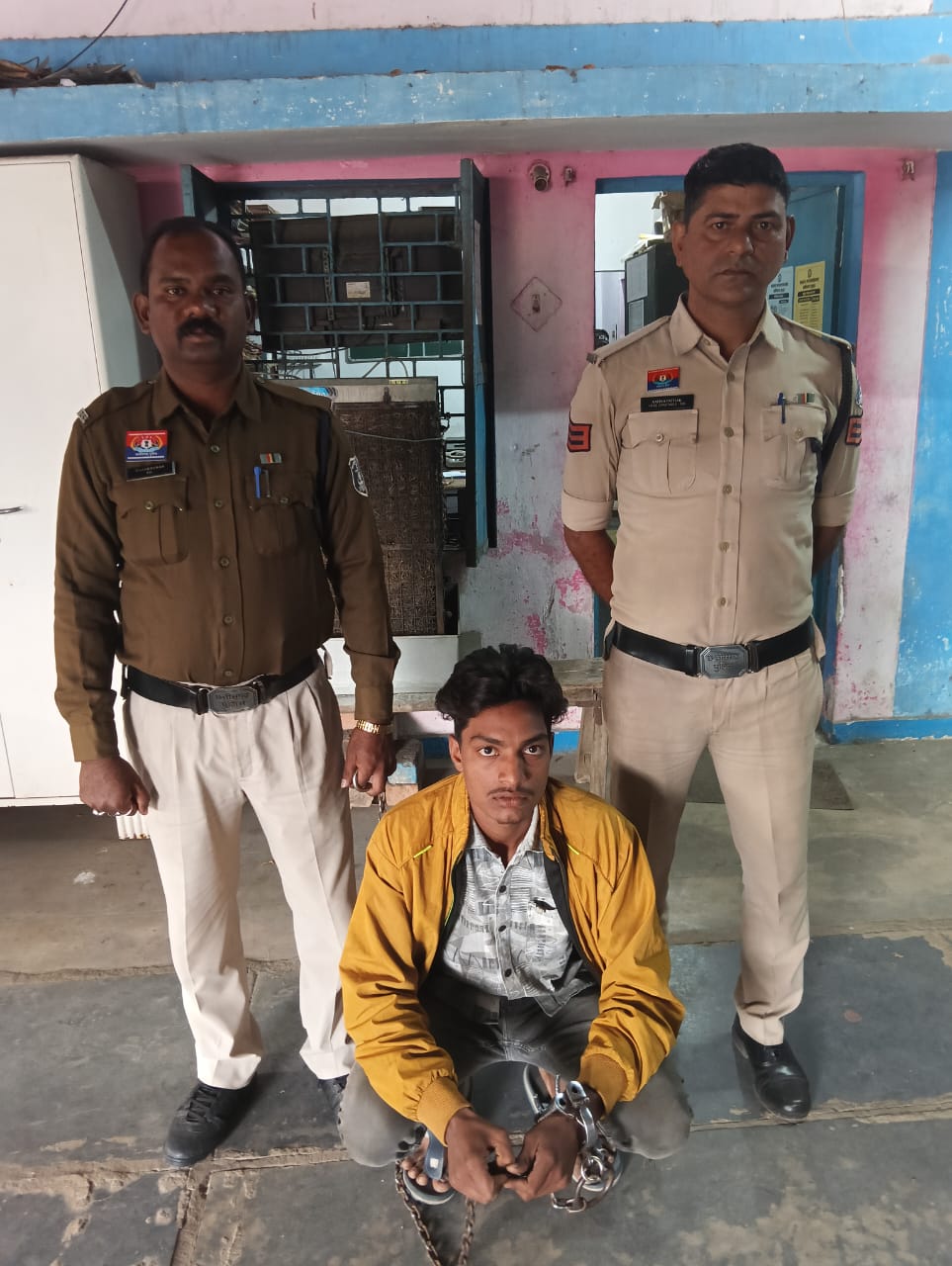जूटमिल पुलिस ने गुम नाबालिग बालिका को भगा ले जाने वाले युवक को लैलूंगा में दबोचा