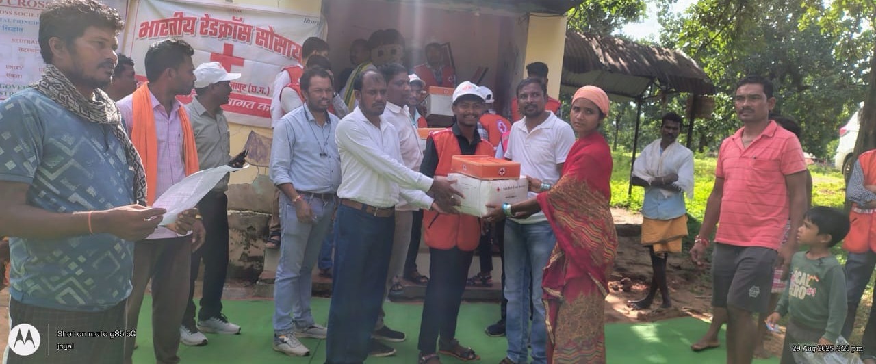 बाढ़ पीड़ित परिवारों को रेडक्राॅस सोसायईटी द्वारा किचन सेट और हाईजीन किट का किया गया वितरण